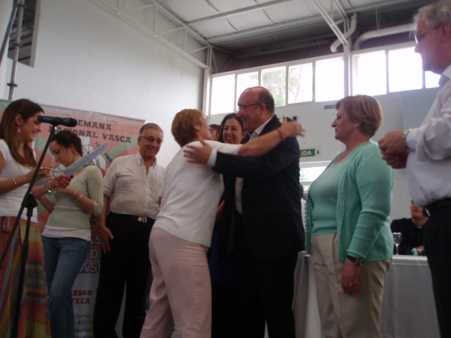 Los alumnos de euskera de Bahía Blanca recogen su premio (foto EuskalKultura.com)